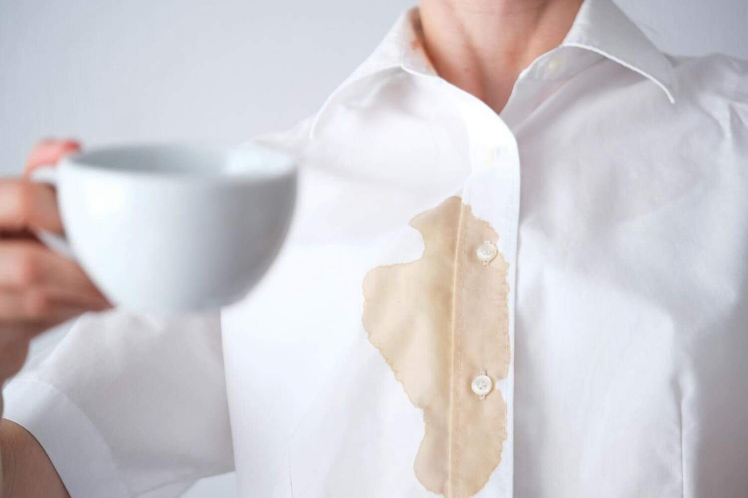 Come togliere le macchie di caffè senza rovinare i tessuti